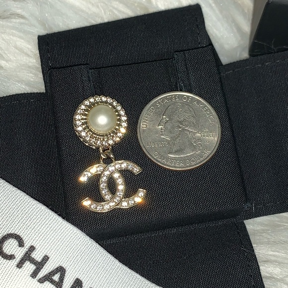 ❌❌SOLD❌❌21B CC dangling earrings with pearl and crystals - Picture 3 of 8